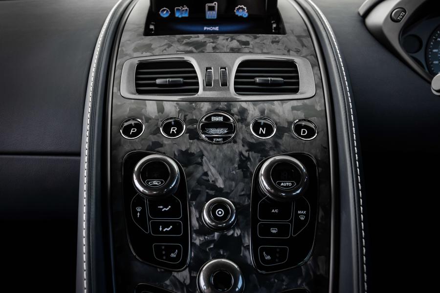 Детали интерьера Aston Martin Vanquish S 2016 года  (UK) (фото 13 из 14)